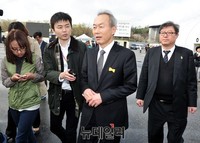 [포토] 취재진과 대화 나누는 이석태 위원장