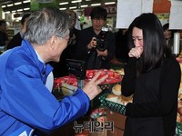 [포토] 기호 2번 부탁하는 새정치민주연합 문재인 대표