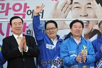 [포토] 주민들에게 인사하는 박지원 의원