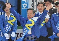 [포토] 주민들에게 인사하는 우윤근 원내대표