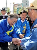 [포토] 주민들과 악수하는 문재인 대표와 정태호 후보