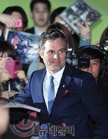[포토] 팬들에 둘러싸인 어벤져스2 마크 러팔로
