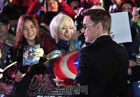 [포토] 팬들에 싸인하는 어벤져스2 로버트 다우니 주니어