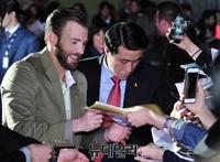 [포토] 팬들에 싸인 요청이 즐거운 크리스 에반스