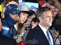 [포토] 헐크 마크 러팔로 뒤에 캡틴아메리카 등장