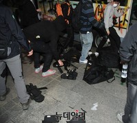 [포토] 경찰 장비 탈취하는 세월호 시위대