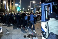 [포토] 경찰 차량 밧줄로 끌어내는 시위대