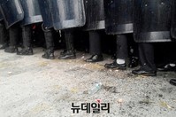 [포토] 세월호 집회 일부 시위대 경찰에 계란과 오물투척