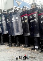 [포토] 세월호 시위대가 던진 오물 뒤집어쓴 경찰