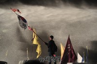 [포토] 경찰차 위에 올라선 세월호 시위대