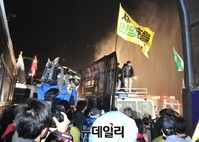 [포토] 광화문 경찰 저지선 돌파하는 세월호 시위대