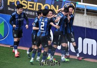 [포토] 동점골 넣고 환호하는 박세직 선수와 동료들