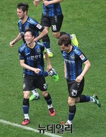 [포토] 환호하는 인천 박세직 선수와 동료들