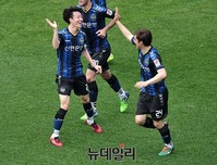 [포토] 동료 선수들과 하이파이브 하는 인천 박세직 선수