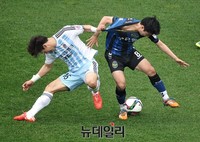 [포토] 격렬한 몸싸움 하는 인천 안진범과 현대 김태환 선수