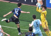 [포토] 날으는 김대중 막아내는 김승규