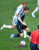 [포토] 울산 수비수 따돌리는 인천 박세직