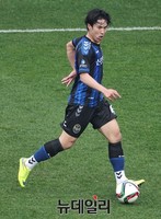 [포토] 경기에 임하는 인천 유나이티드 진성욱 선수