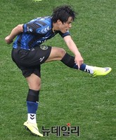 [포토] 롱패스 하는 인천 진성욱 선수