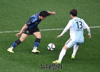 [포토] 돌파하는 인천 진성욱 막으려는 현대 임창우