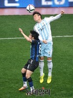 [포토] 인천VS울산, 치열한 공중볼 다툼