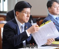 [포토] 자료 보는 황교안 법무부 장관