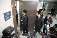 [포토] 현장검증 위해 신계륜 의원실 들어가는 재판부
