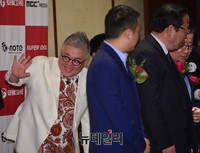 [포토] 슈퍼아이돌 출정식, 가수들과 친근한 인사하는 김형석