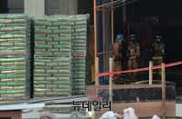 [포토] 정자동 화재현장, 진화 정리중인 소방관