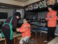 [포토] 시장 상인 만나는 관악을 정동영 후보