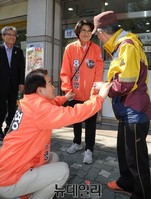 [포토] 주민들과 인사하는 정동영 후보