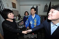 [포토] 주민들과 인사 나누는 안철수 전 대표