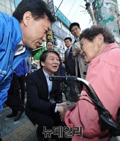 [포토] 지역 주민들과 인사 나누는 정태호-안철수