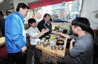 [포토] 관악을 학생들과 대화 나누는 안철수 의원