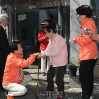 [포토] 지역주민과 인사하는 정동영 후보