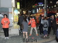 [포토] 퇴근길 유세 나선 정동영 후보