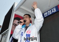 [포토] 주민들에게 손들어 인사하는 변희재 후보