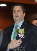 [포토] 국기에 대한 경례하는 마크 리퍼트 대사