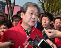 [포토] 질의에 답하는 김무성 대표