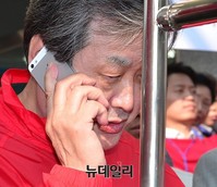 [포토] 전화받는 김무성 대표