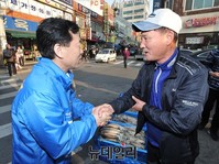 [포토] 지역주민들과 인사 나누는 정태호