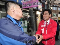 [포토] 주민들과 인사 나누는 새누리당 오신환 후보