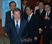 [포토] 위촉식 행사장에 입장하는 임환수 국세청장