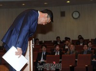 [포토] 인사하는 SK텔레콤 장동현 사장