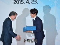 [포토] 국세청장에게 기념품 받는 송승헌