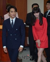 [포토] 국세청 직원들 환호속에 입장하는 송승헌-윤아