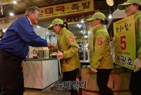 [포토] 송광호 후보 선거원과 마주친 문재인 대표