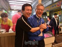 [포토] 문재인대표 껴안은 상인