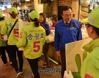 [포토] 송광호 후보 선거원과 마주친 이해찬의원