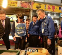 [포토] 두부 맛보는 문재인 대표